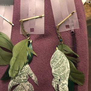 Decorative hair pin.